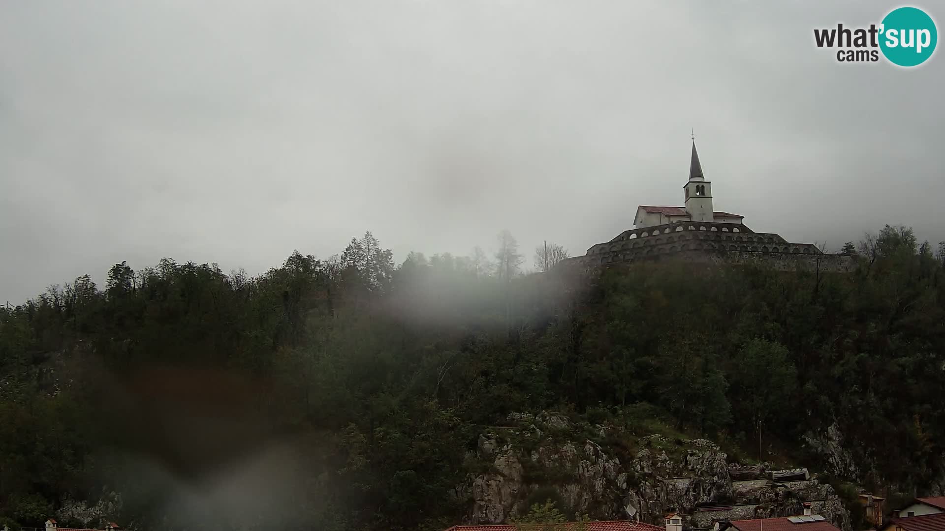 Kobarid Spletna kmera – Pogled na kostnico iz 1. svetovne vojne