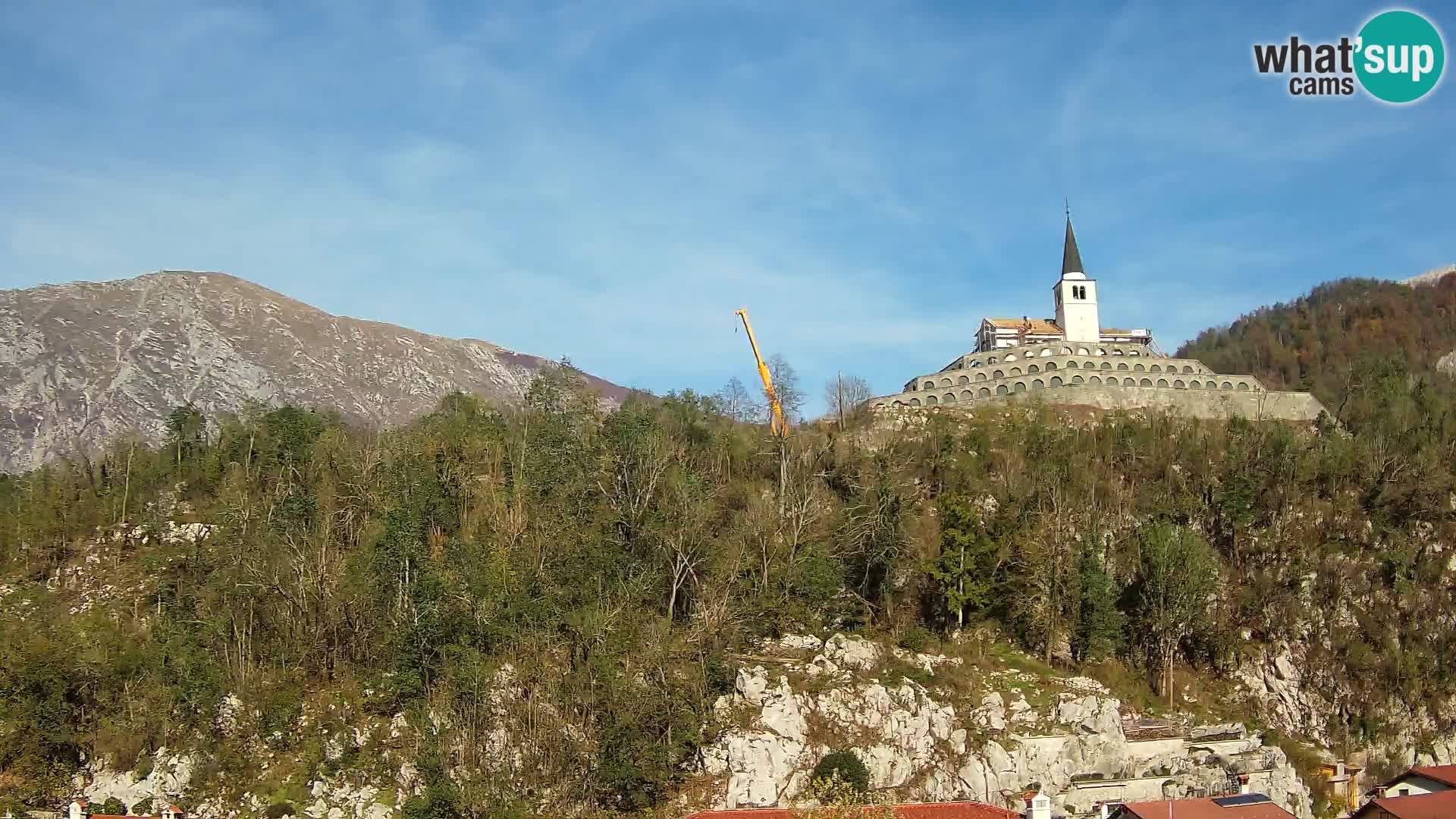 Kobarid Spletna kmera – Pogled na kostnico iz 1. svetovne vojne