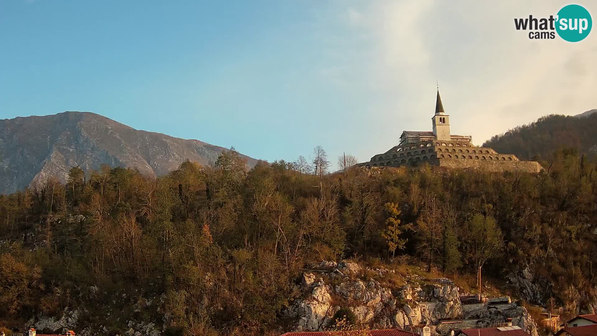 Kobarid Spletna kmera – Pogled na kostnico iz 1. svetovne vojne