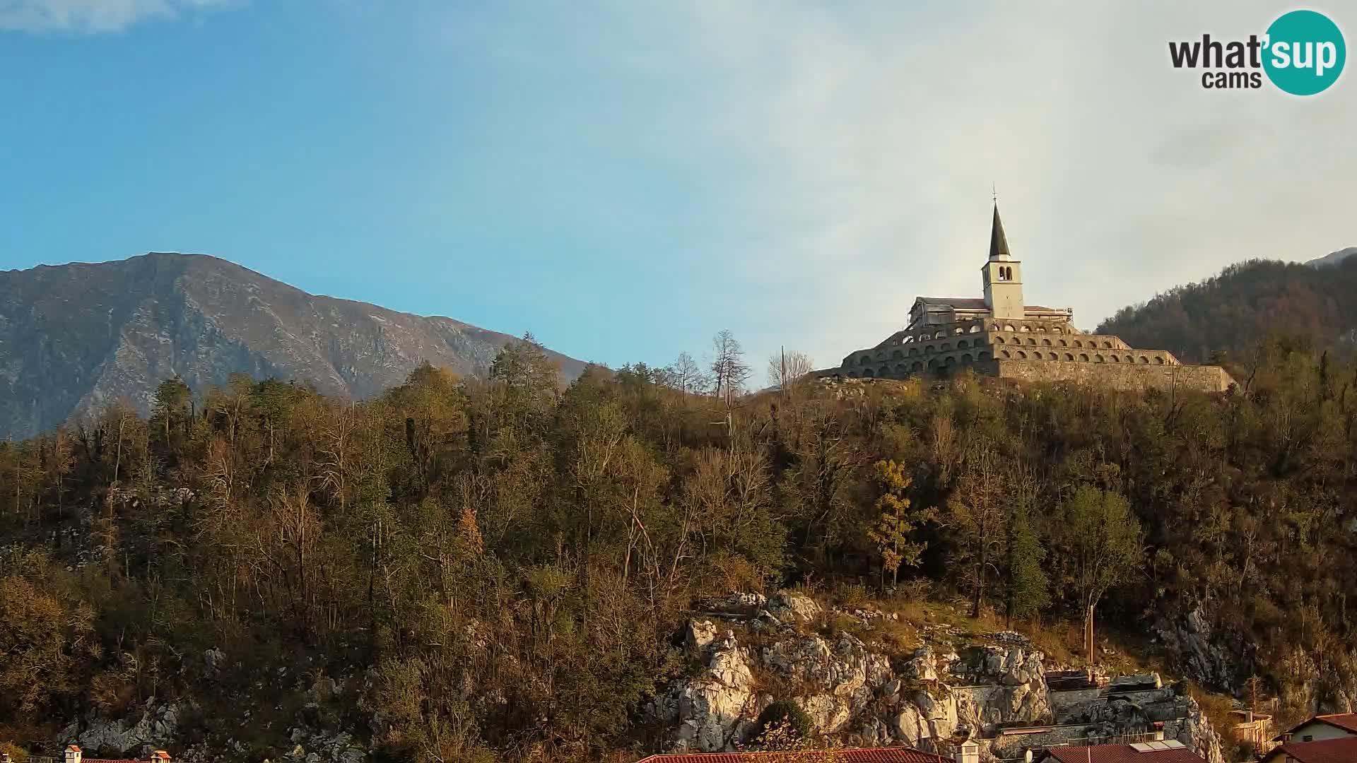 Kobarid Spletna kmera – Pogled na kostnico iz 1. svetovne vojne