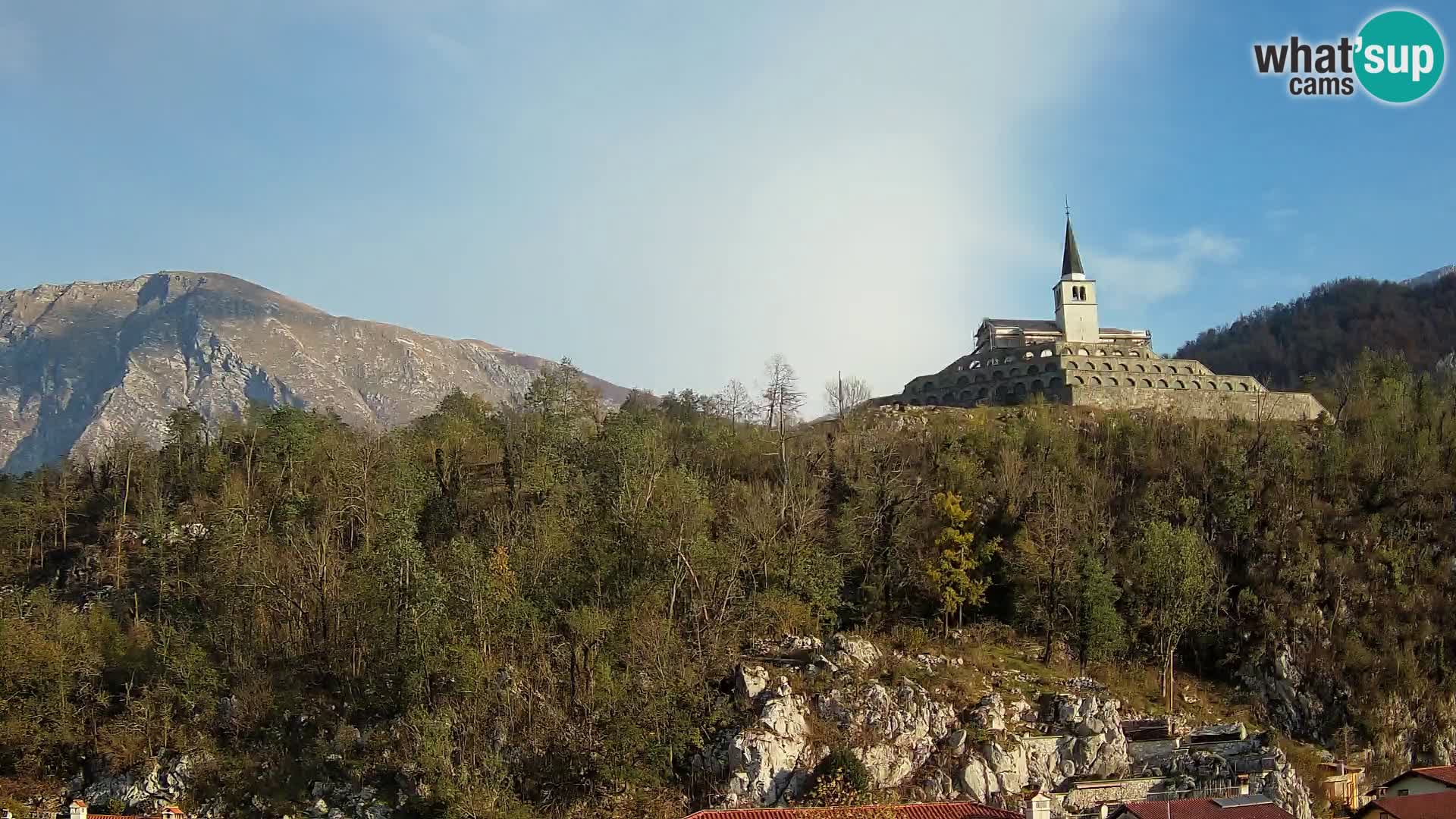 Kobarid Spletna kmera – Pogled na kostnico iz 1. svetovne vojne