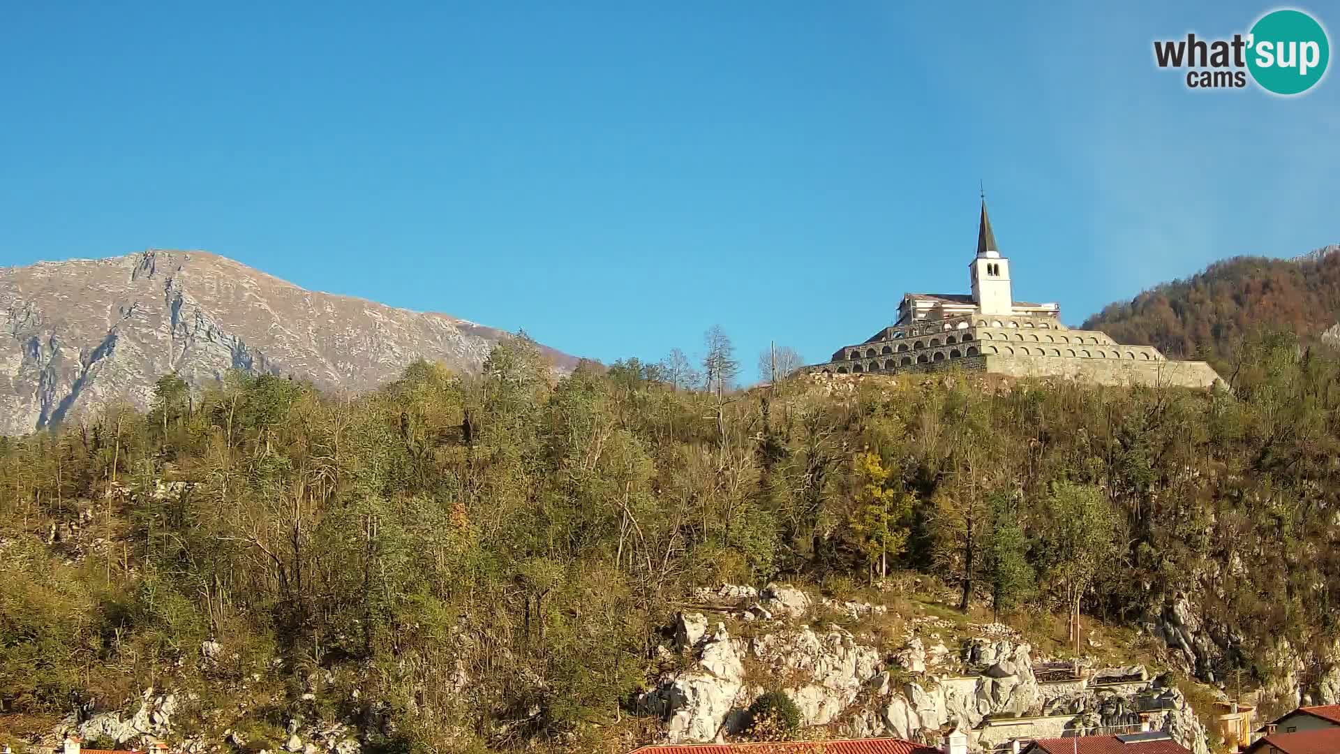 Kobarid Spletna kmera – Pogled na kostnico iz 1. svetovne vojne