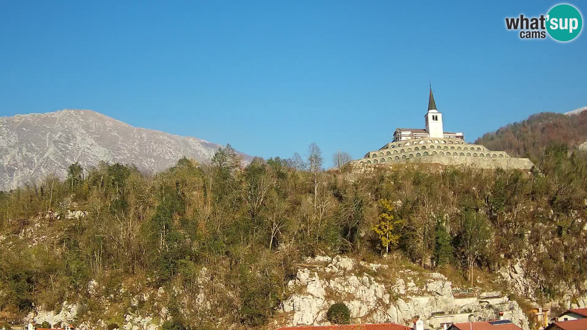 Kobarid Spletna kmera – Pogled na kostnico iz 1. svetovne vojne