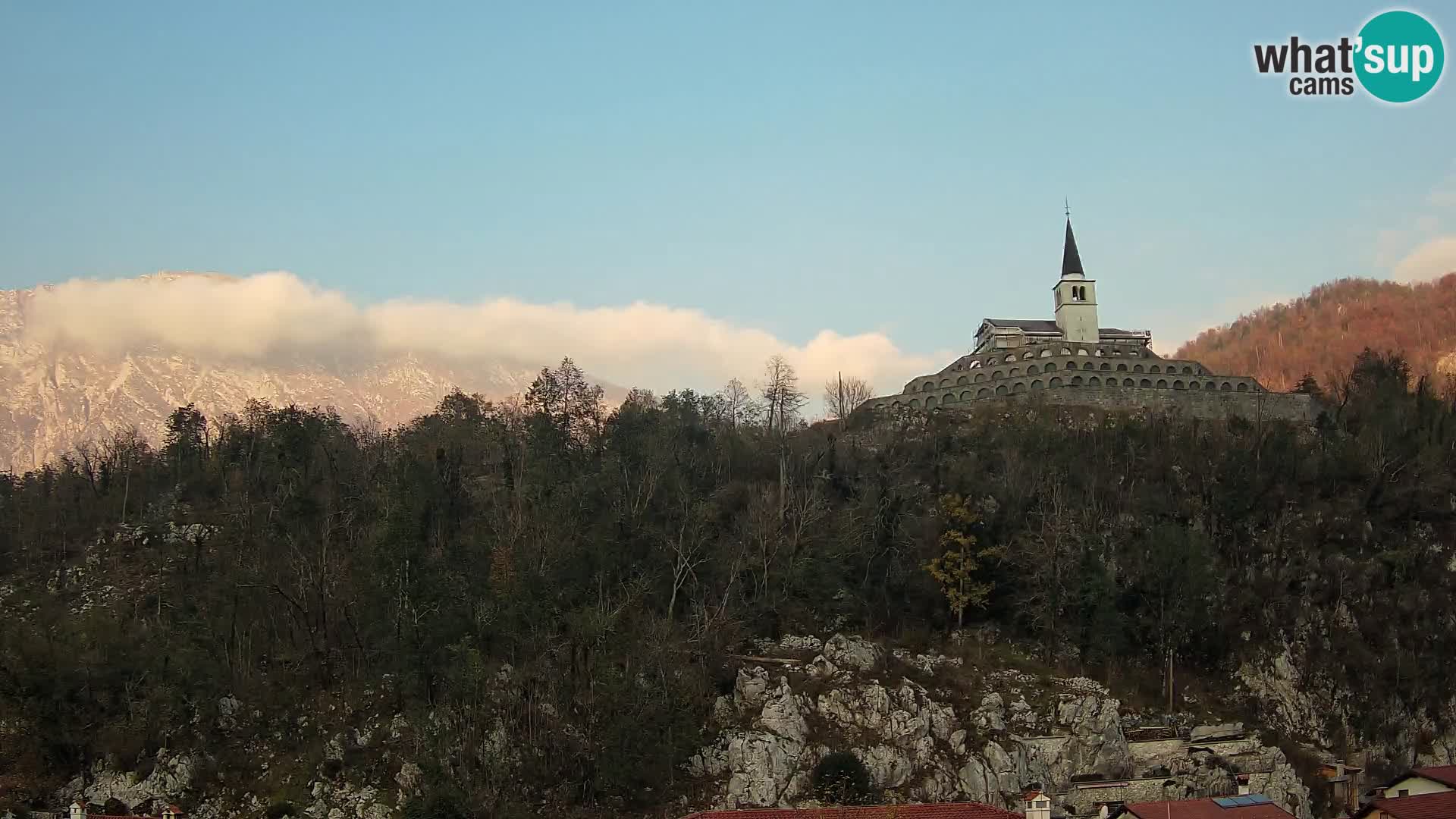 Kobarid Spletna kmera – Pogled na kostnico iz 1. svetovne vojne