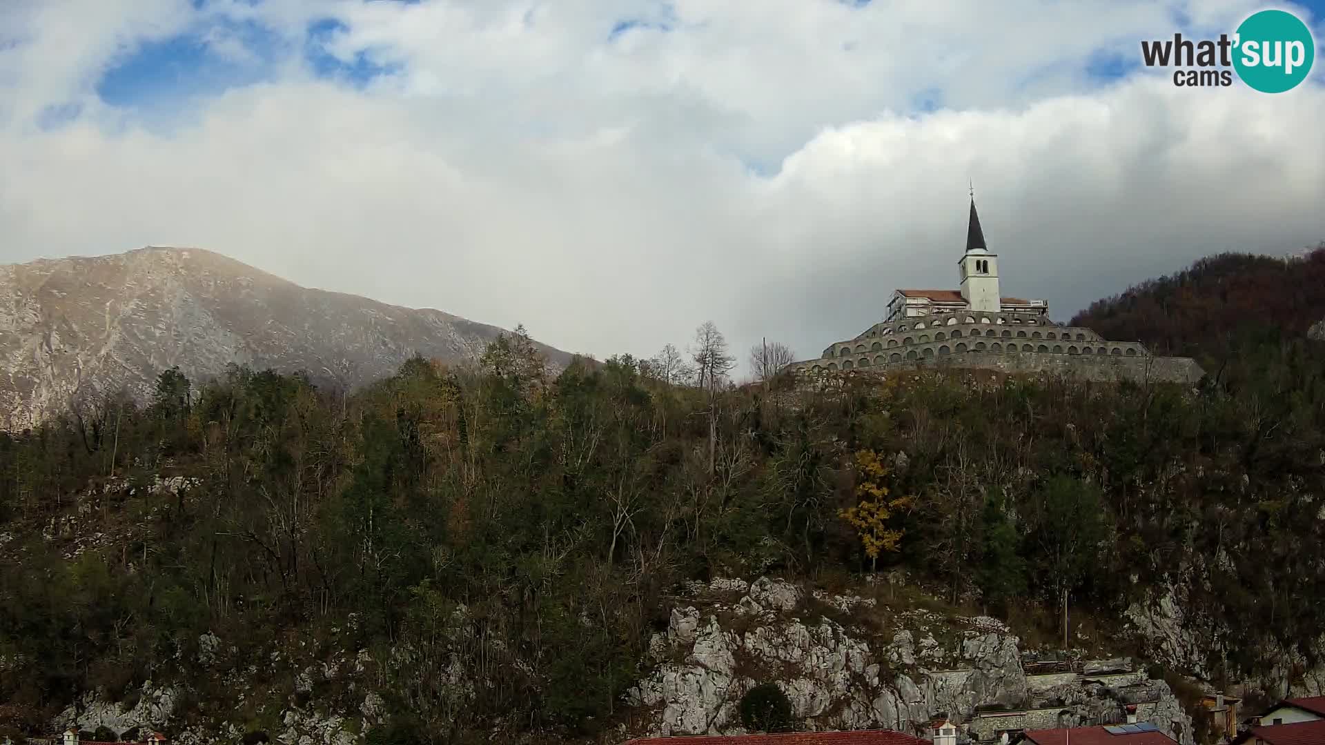 Kobarid Spletna kmera – Pogled na kostnico iz 1. svetovne vojne