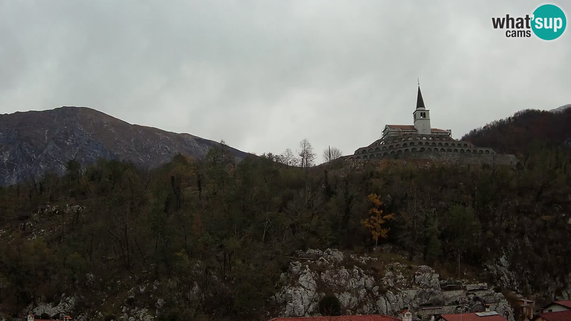 Kobarid Spletna kmera – Pogled na kostnico iz 1. svetovne vojne