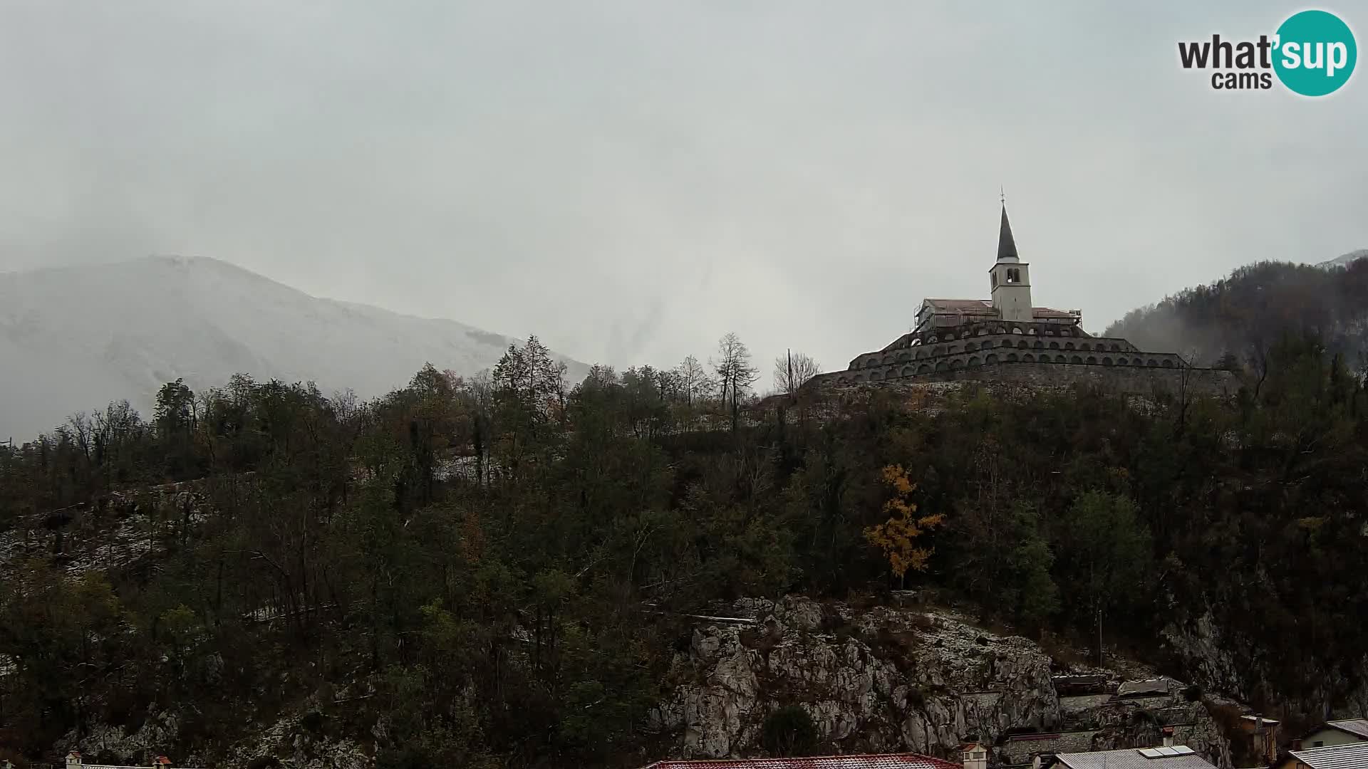 Kobarid Spletna kmera – Pogled na kostnico iz 1. svetovne vojne