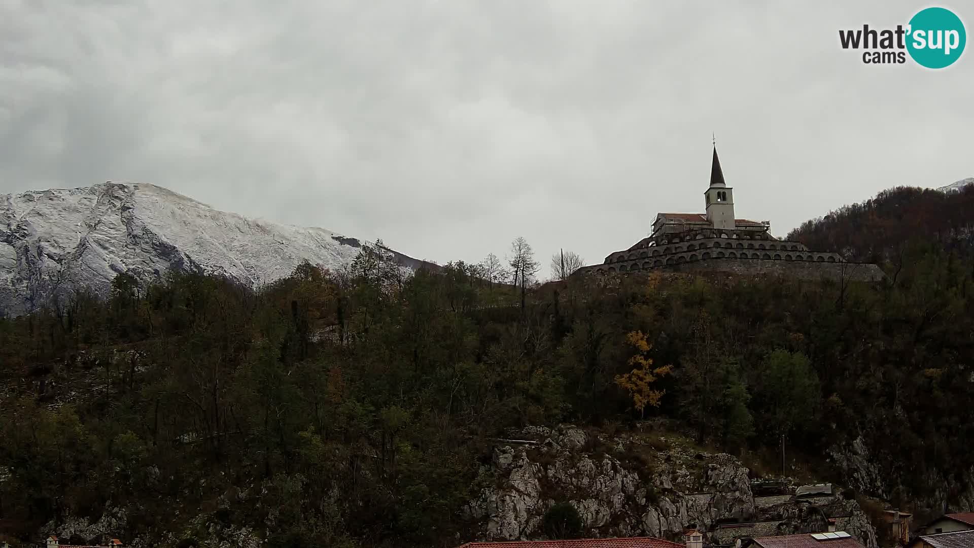 Kobarid Spletna kmera – Pogled na kostnico iz 1. svetovne vojne