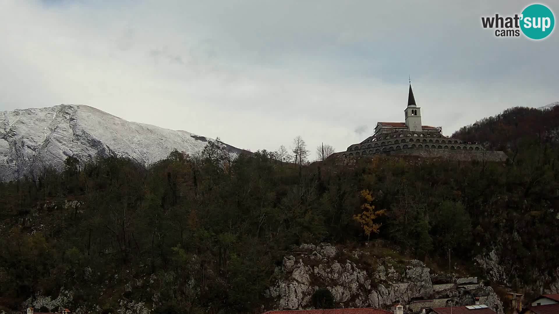 Kobarid Spletna kmera – Pogled na kostnico iz 1. svetovne vojne