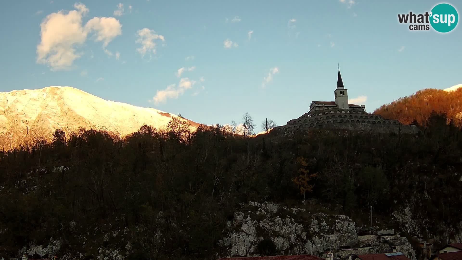 Kobarid Spletna kmera – Pogled na kostnico iz 1. svetovne vojne