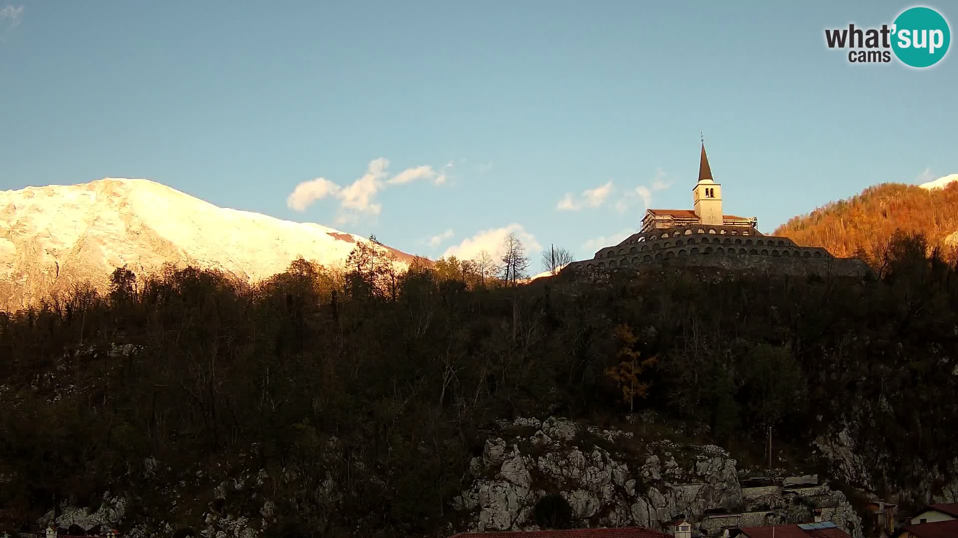 Kobarid Spletna kmera – Pogled na kostnico iz 1. svetovne vojne