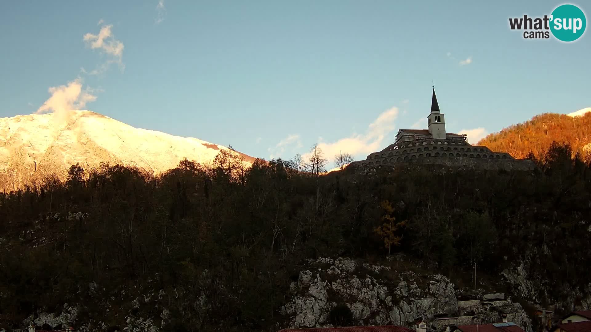 Kobarid Spletna kmera – Pogled na kostnico iz 1. svetovne vojne