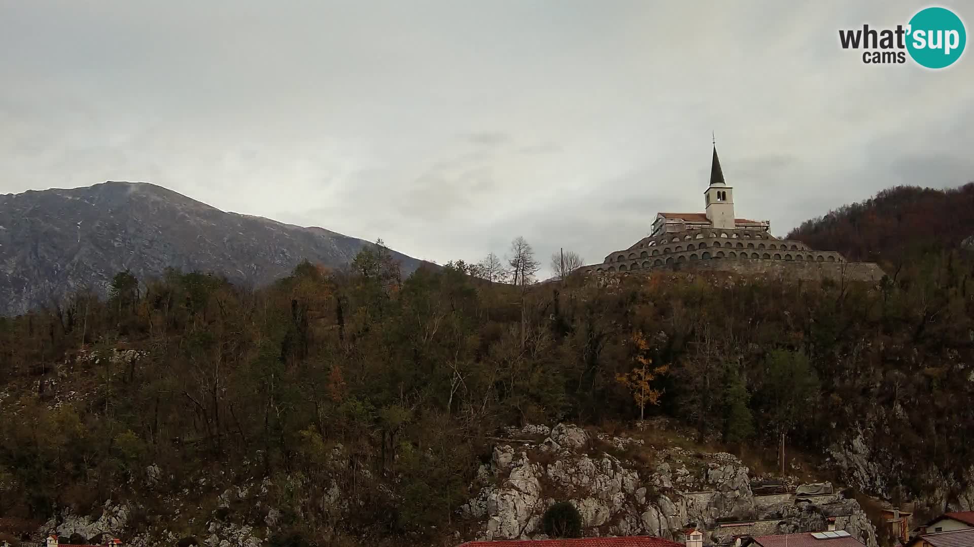 Kobarid Spletna kmera – Pogled na kostnico iz 1. svetovne vojne