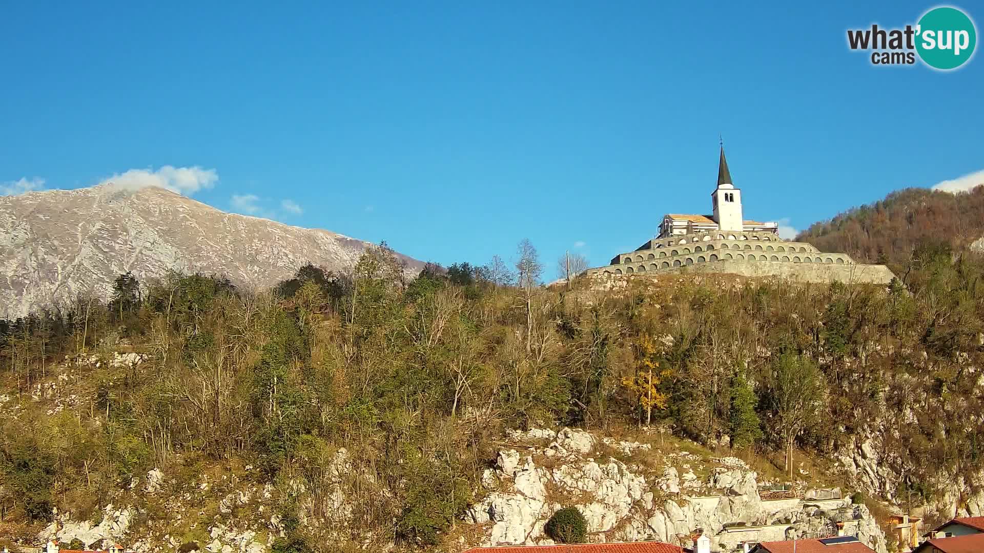 Kobarid Spletna kmera – Pogled na kostnico iz 1. svetovne vojne