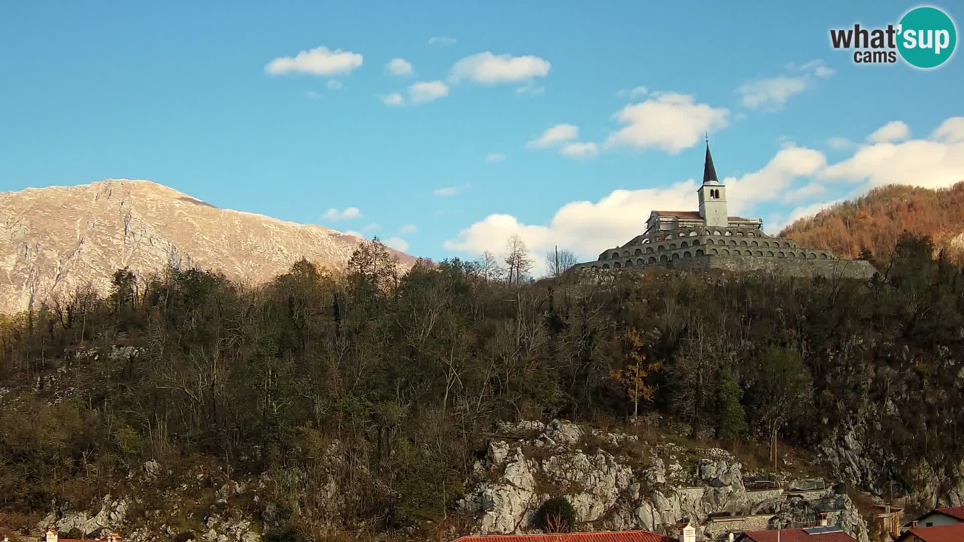 Kobarid Spletna kmera – Pogled na kostnico iz 1. svetovne vojne