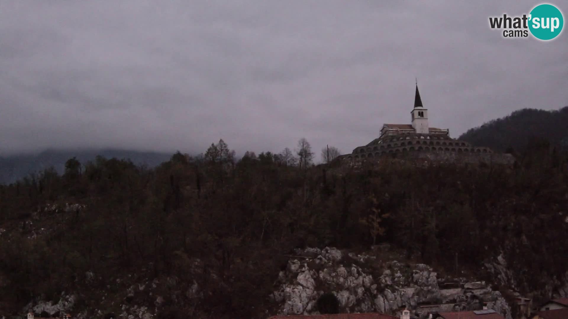 Kobarid Spletna kmera – Pogled na kostnico iz 1. svetovne vojne