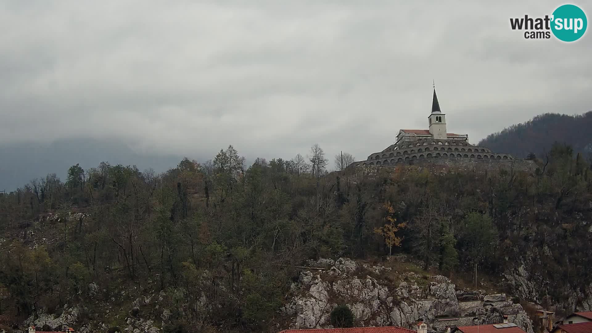 Kobarid Spletna kmera – Pogled na kostnico iz 1. svetovne vojne