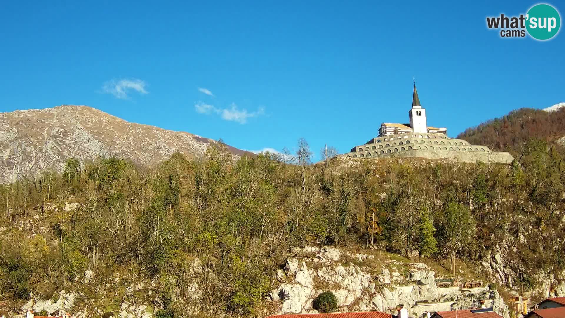 Kobarid Spletna kmera – Pogled na kostnico iz 1. svetovne vojne