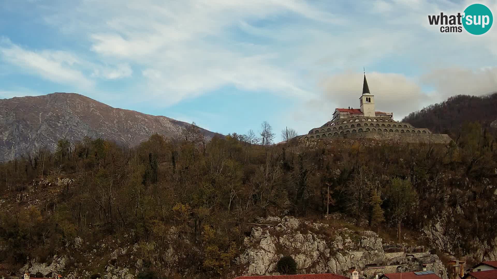 Kobarid Spletna kmera – Pogled na kostnico iz 1. svetovne vojne