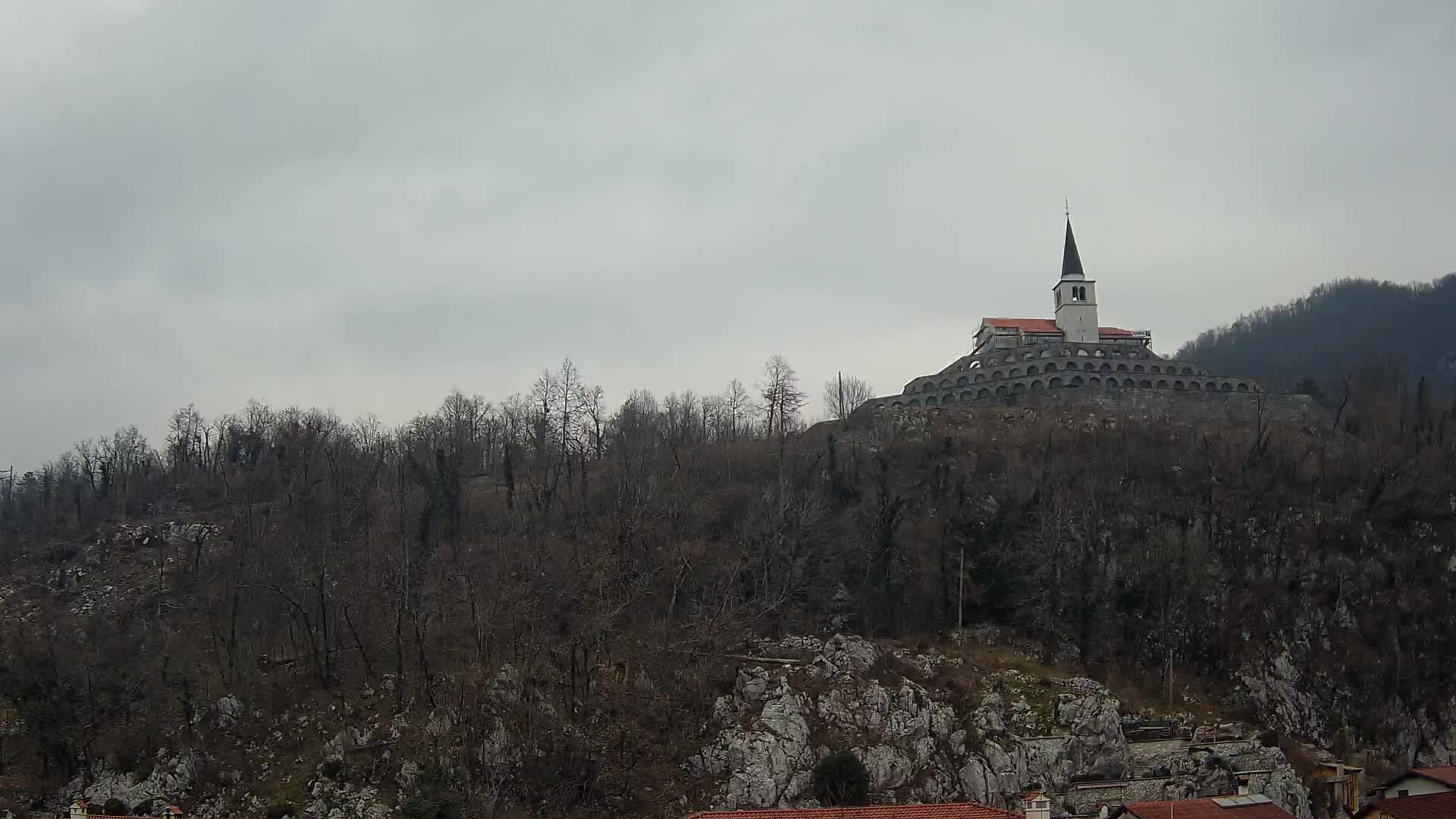 Kobarid Spletna kmera – Pogled na kostnico iz 1. svetovne vojne