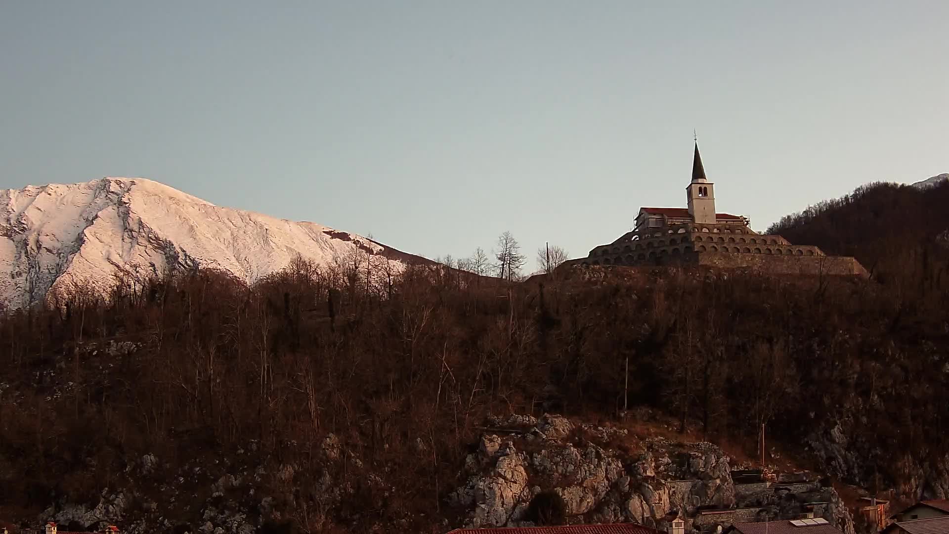 Kobarid Spletna kmera – Pogled na kostnico iz 1. svetovne vojne