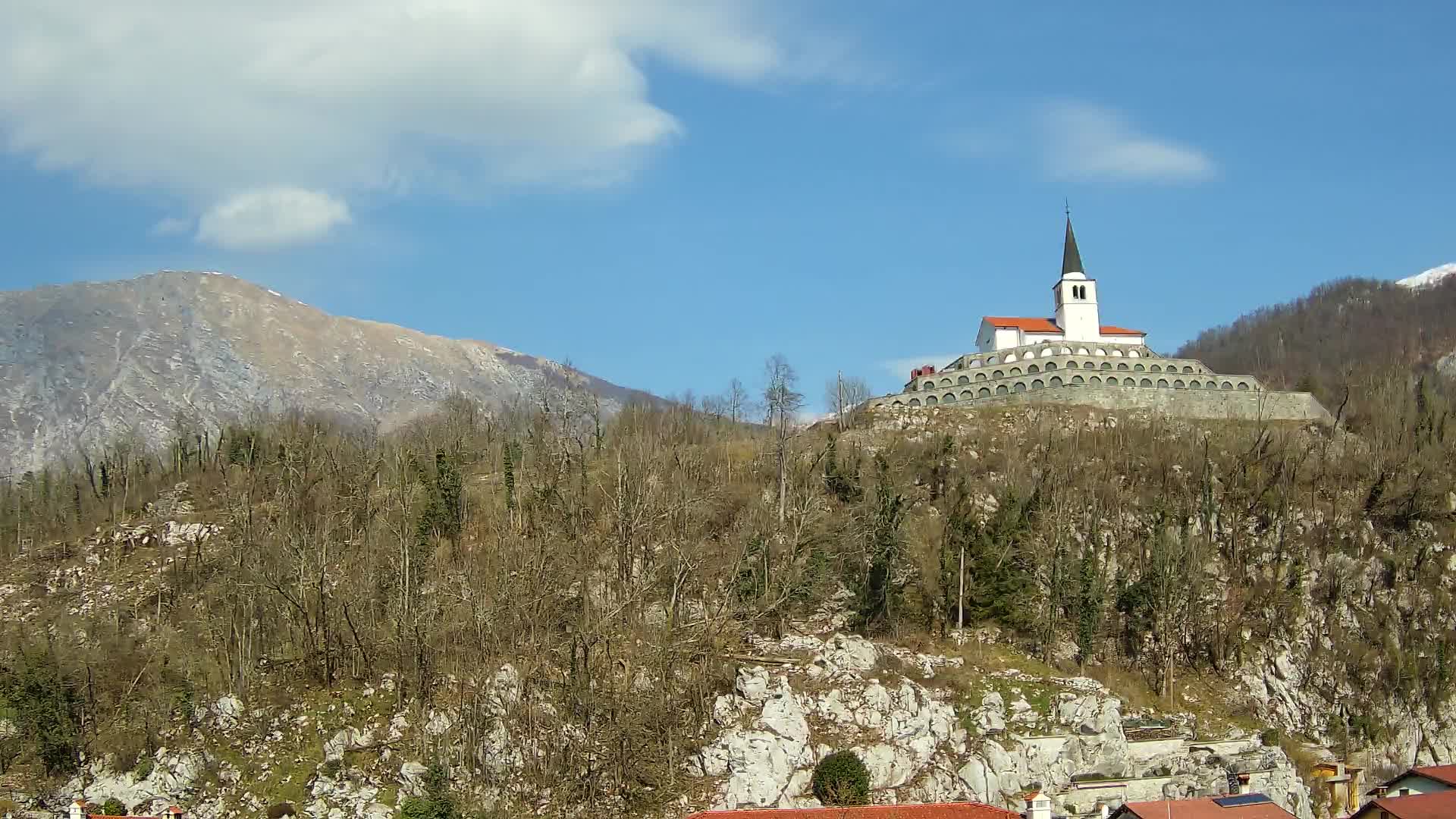 Kobarid Spletna kmera – Pogled na kostnico iz 1. svetovne vojne