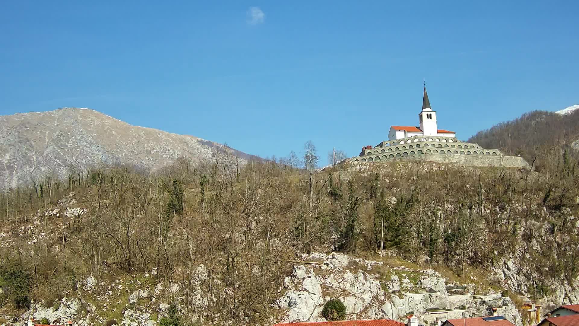 Kobarid Spletna kmera – Pogled na kostnico iz 1. svetovne vojne