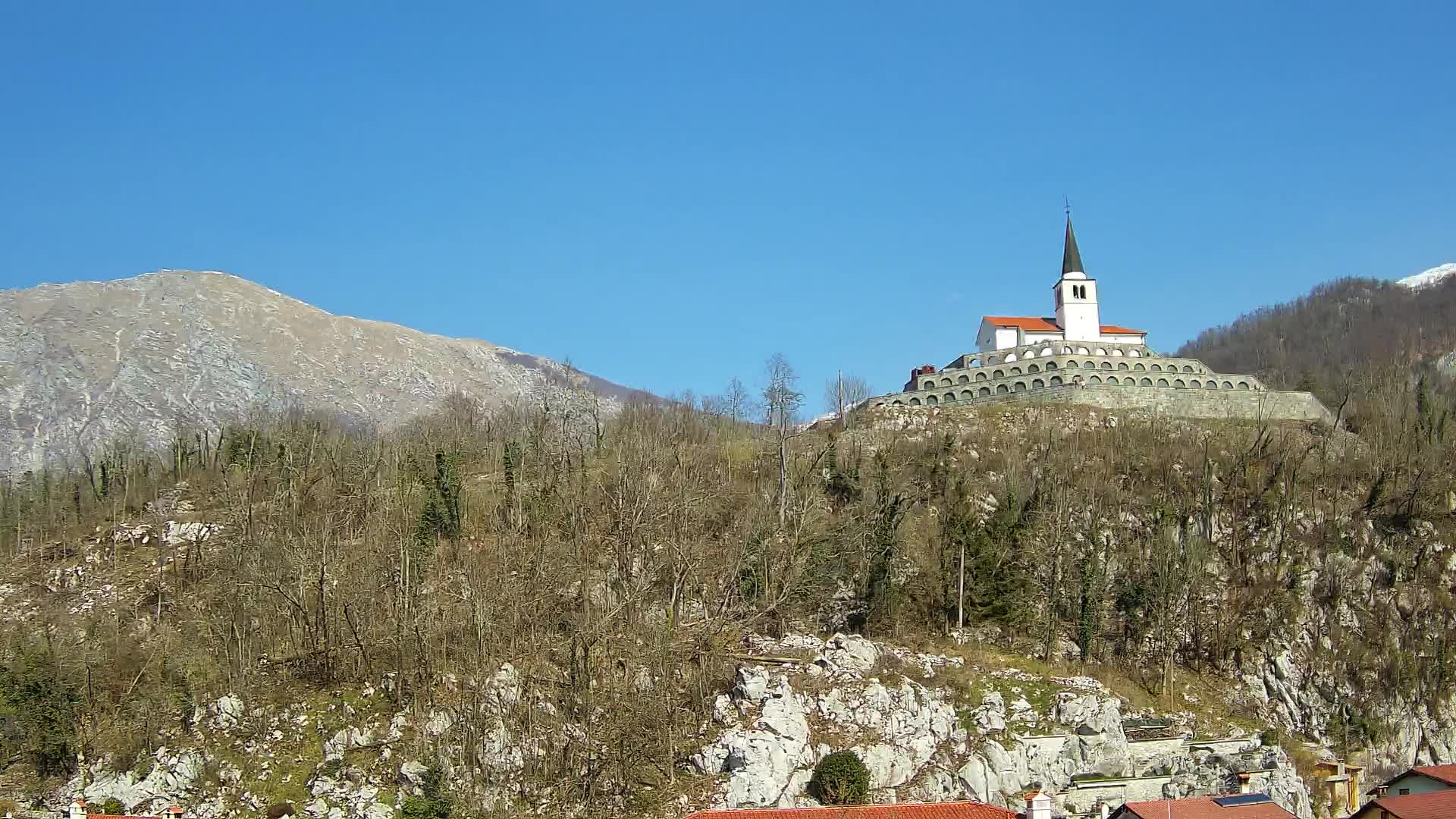 Kobarid Spletna kmera – Pogled na kostnico iz 1. svetovne vojne