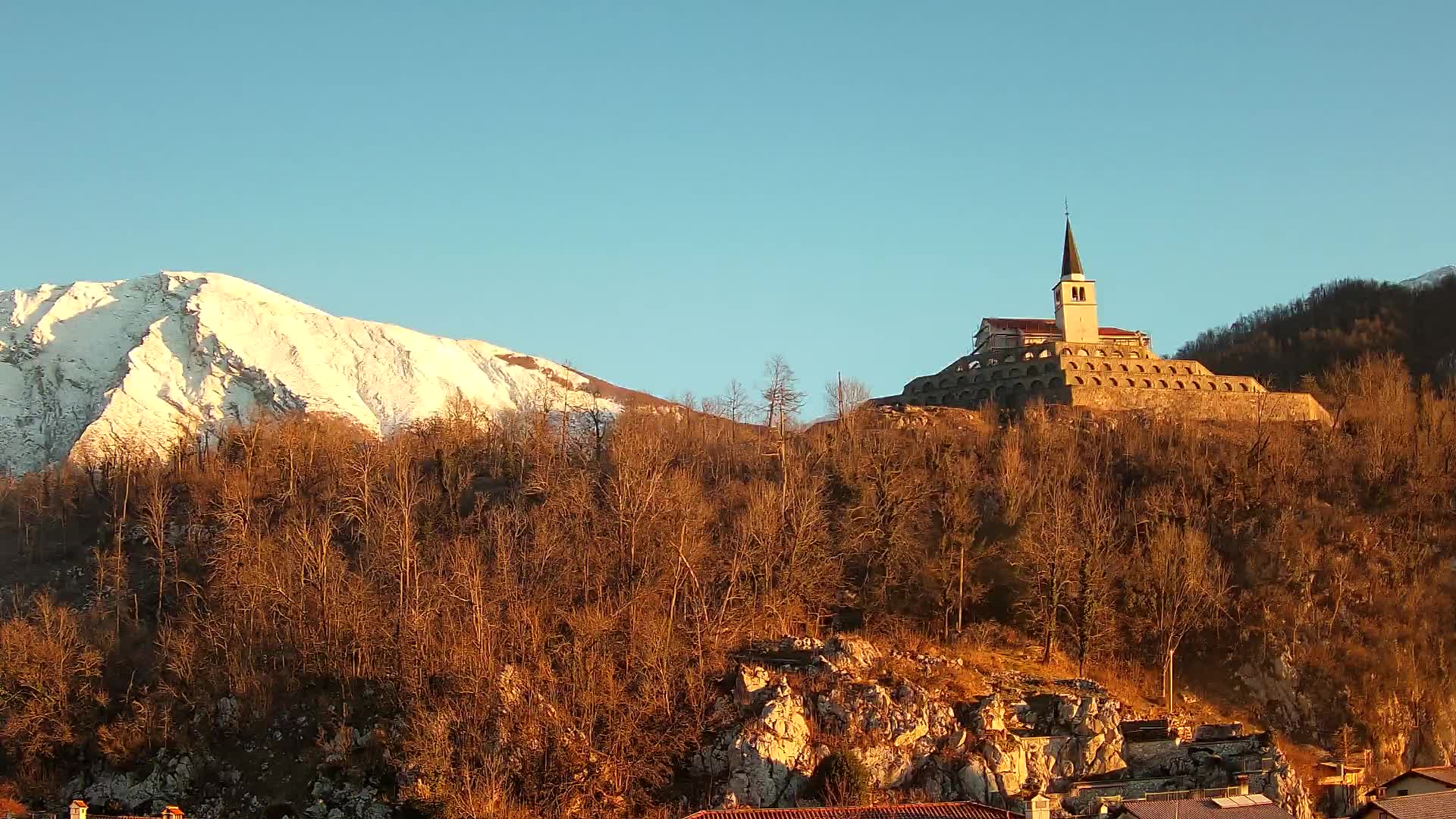 Kobarid Spletna kmera – Pogled na kostnico iz 1. svetovne vojne