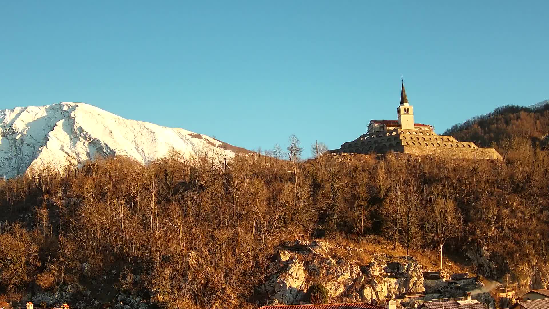 Kobarid-Webcam – Blick auf das Beinhaus aus dem 1. Weltkrieg