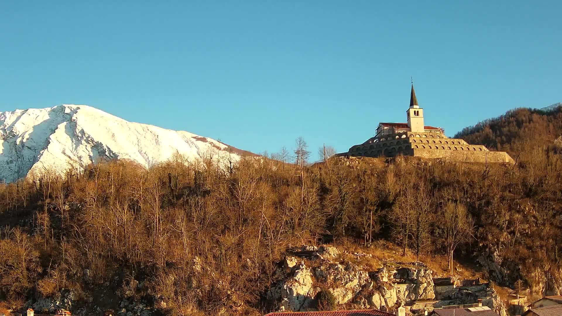 Kobarid-Webcam – Blick auf das Beinhaus aus dem 1. Weltkrieg