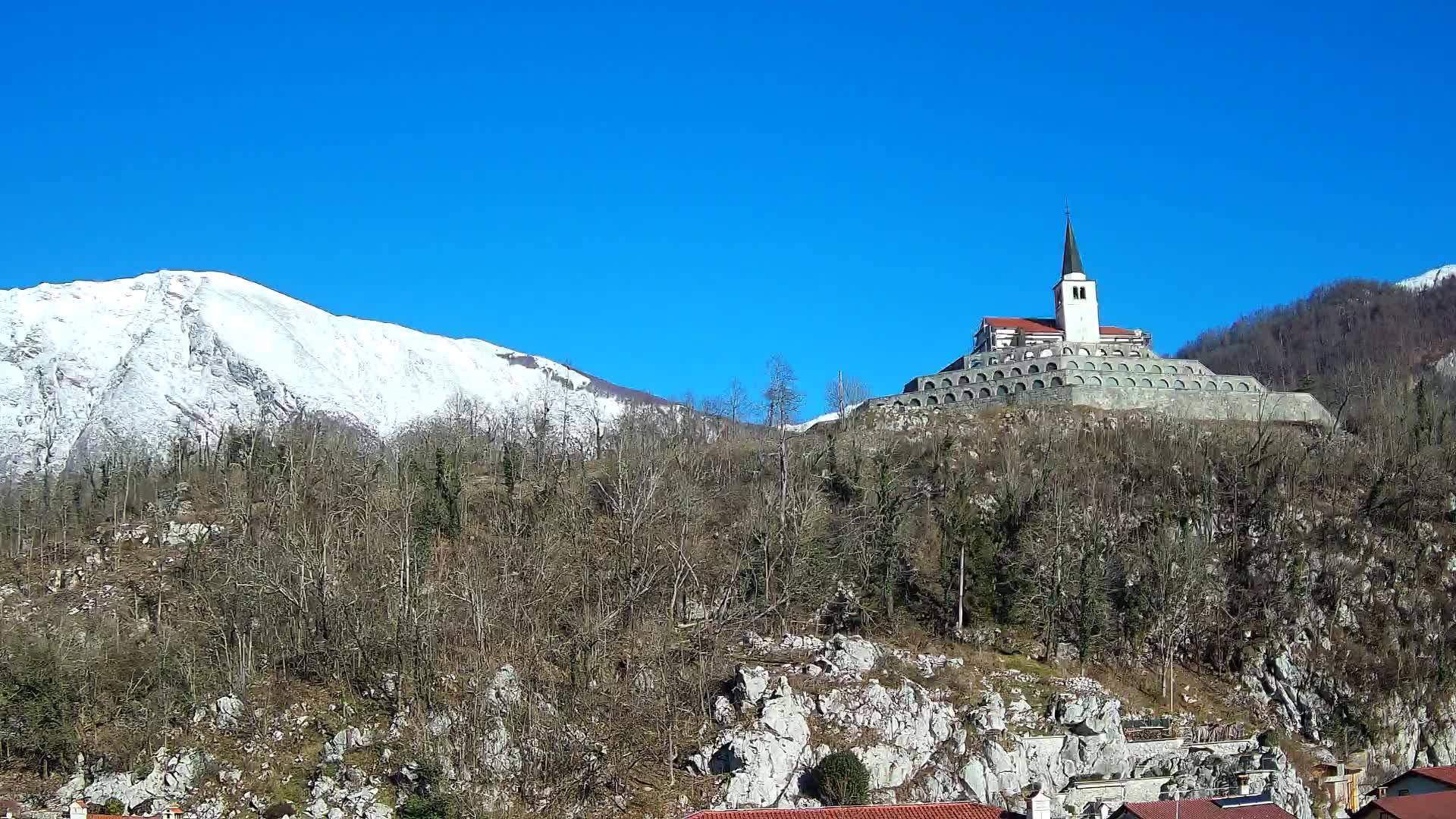 Kobarid-Webcam – Blick auf das Beinhaus aus dem 1. Weltkrieg