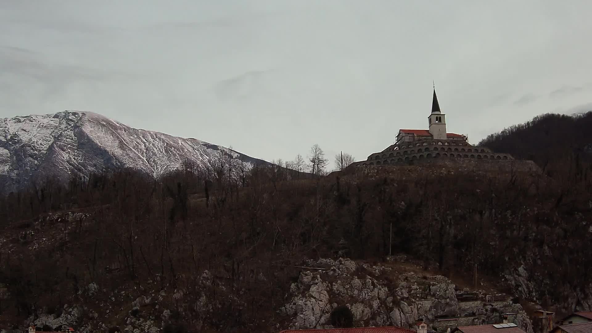 Kobarid Spletna kmera – Pogled na kostnico iz 1. svetovne vojne