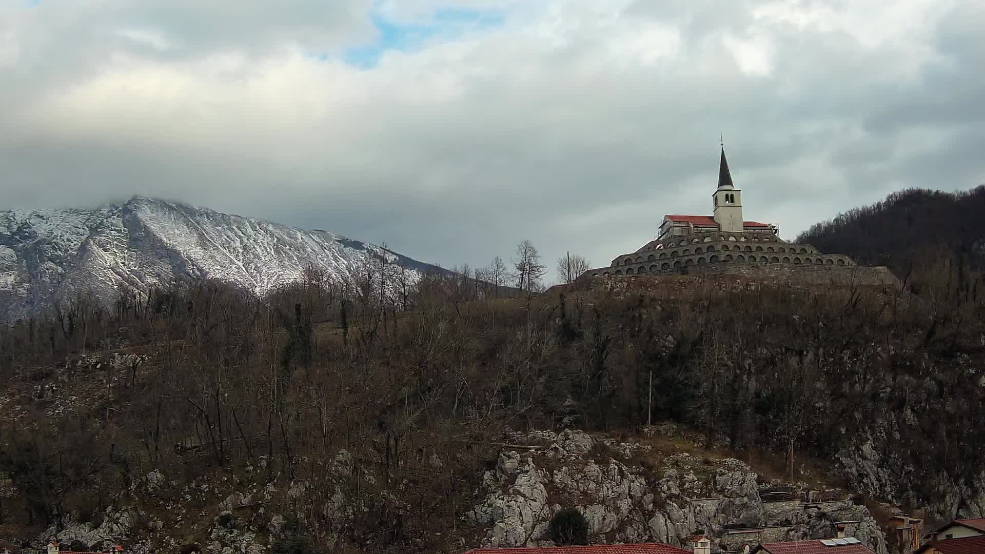 Kobarid-Webcam – Blick auf das Beinhaus aus dem 1. Weltkrieg