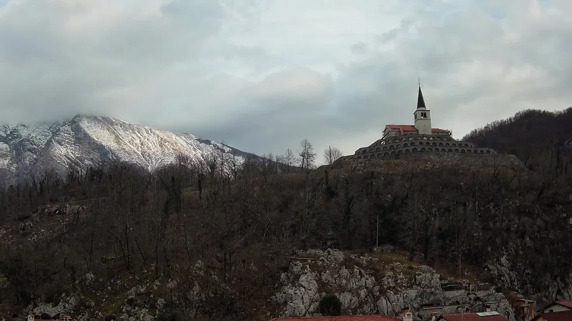 Kobarid-Webcam – Blick auf das Beinhaus aus dem 1. Weltkrieg