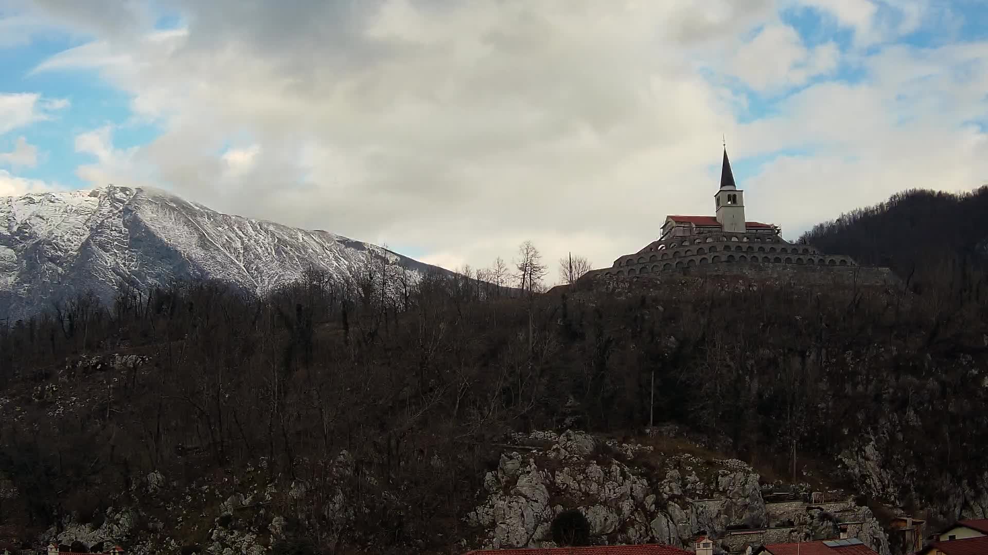 Web kamera Kobarida – Pogled na kosturnicu iz 1. svjetskog rata