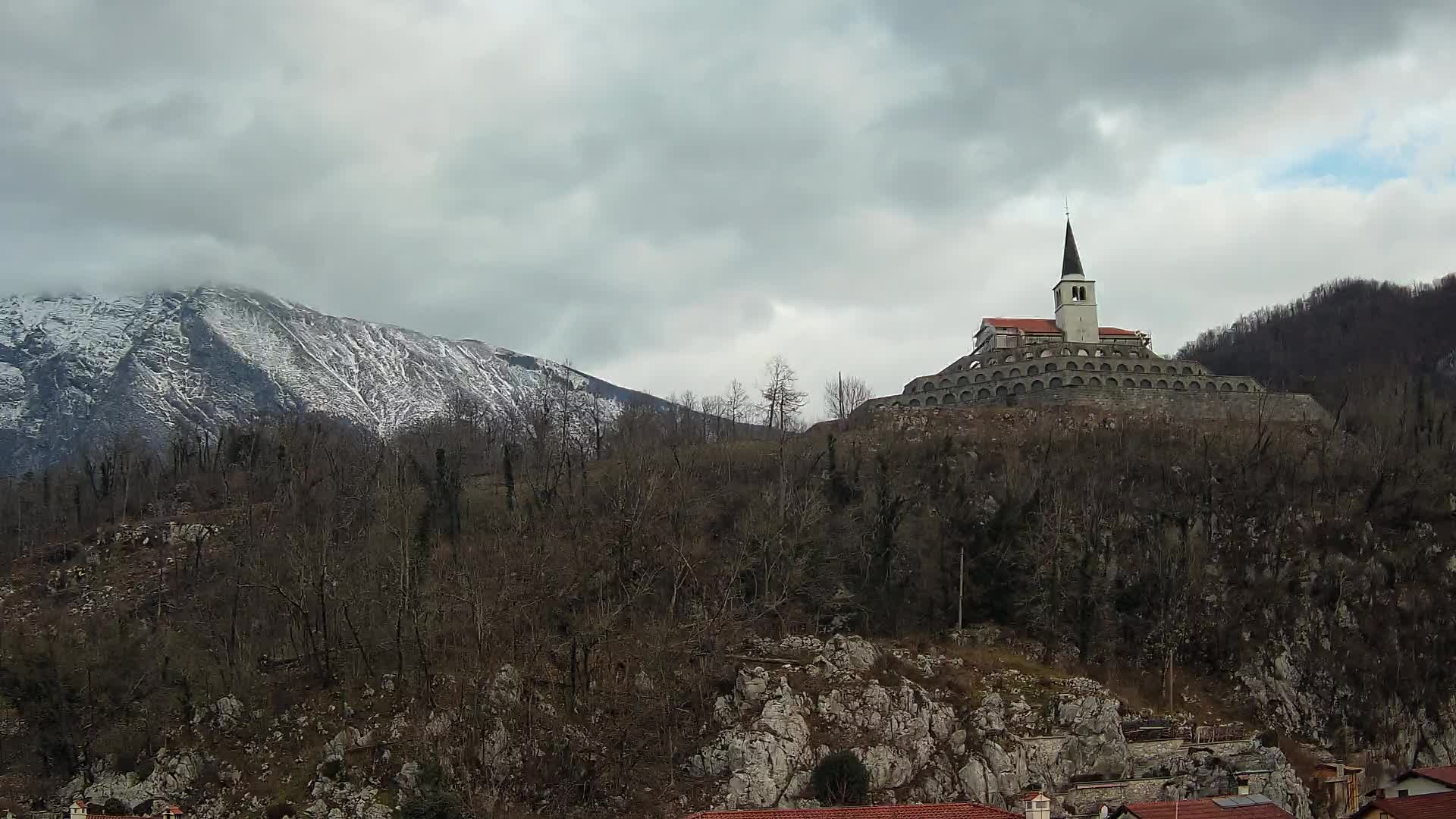 Kobarid-Webcam – Blick auf das Beinhaus aus dem 1. Weltkrieg