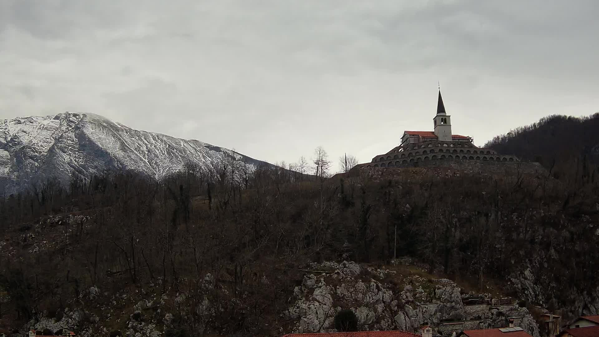 Kobarid Spletna kmera – Pogled na kostnico iz 1. svetovne vojne