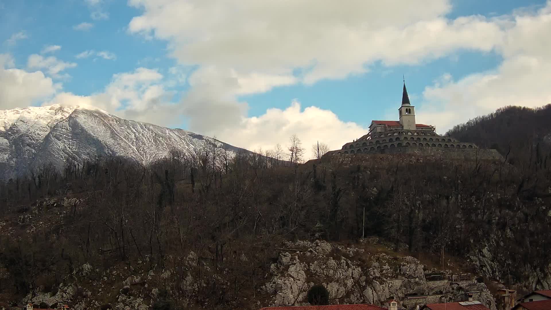 Kobarid Spletna kmera – Pogled na kostnico iz 1. svetovne vojne