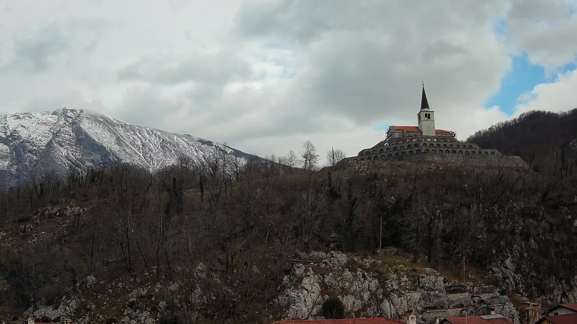 Kobarid Spletna kmera – Pogled na kostnico iz 1. svetovne vojne