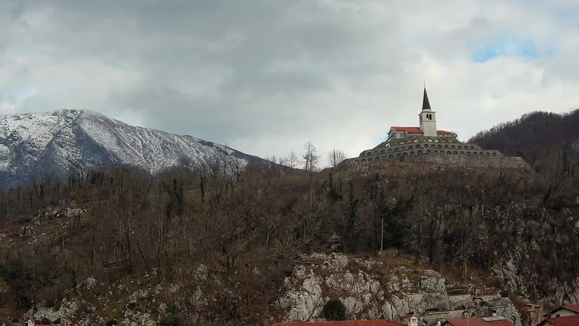 Kobarid Spletna kmera – Pogled na kostnico iz 1. svetovne vojne