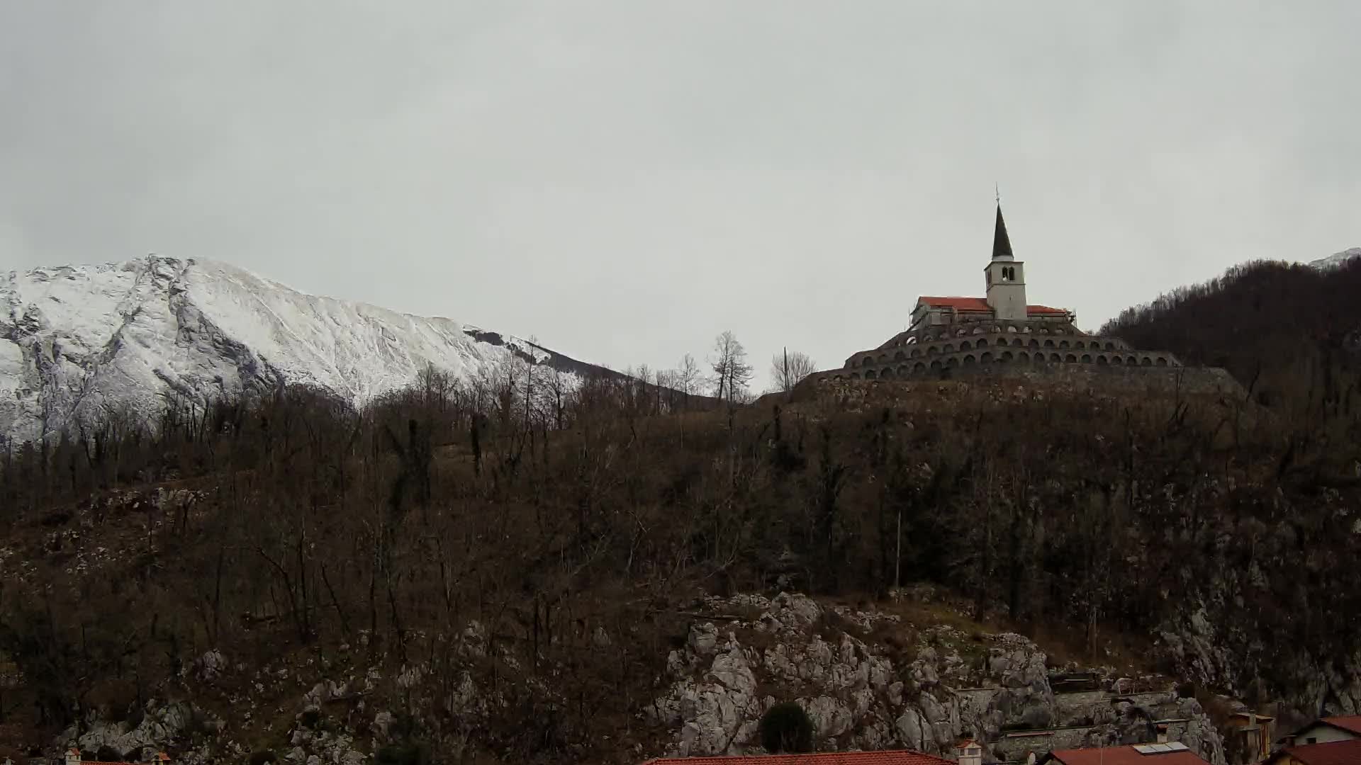 Kobarid Spletna kmera – Pogled na kostnico iz 1. svetovne vojne