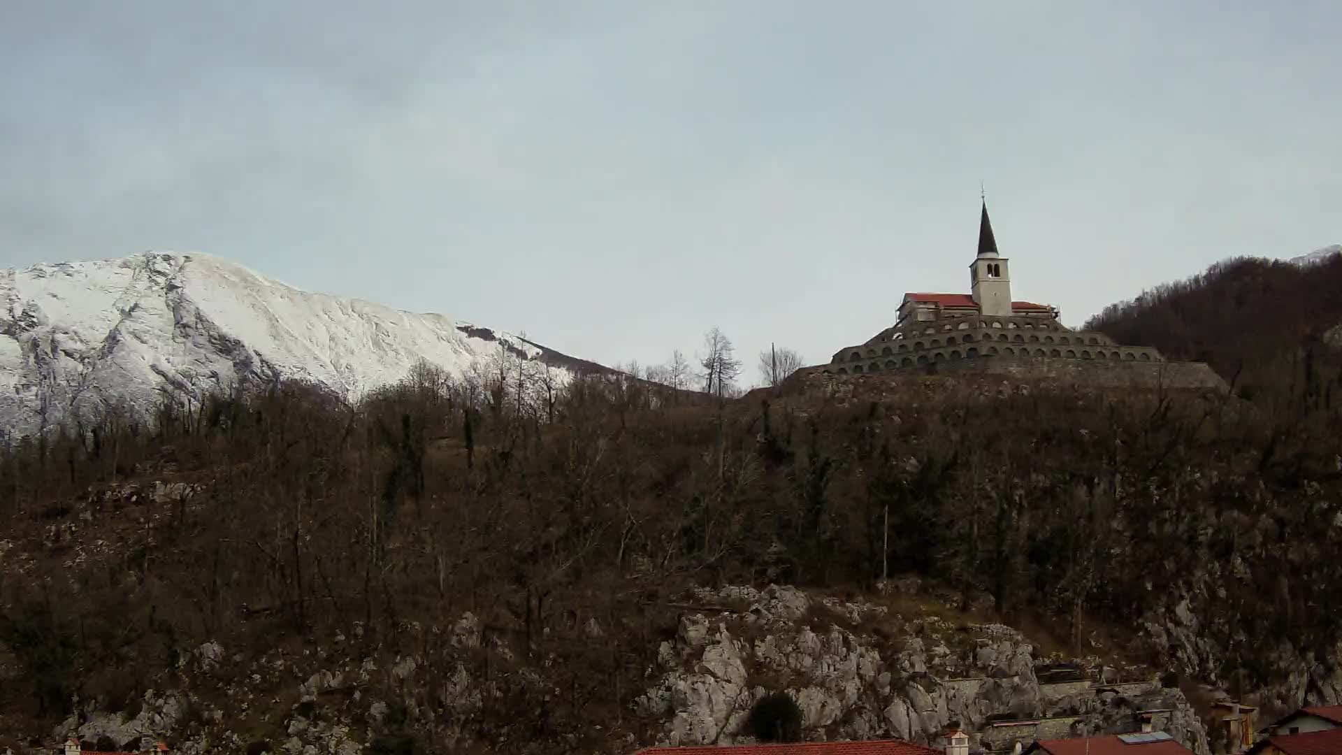 Kobarid Spletna kmera – Pogled na kostnico iz 1. svetovne vojne