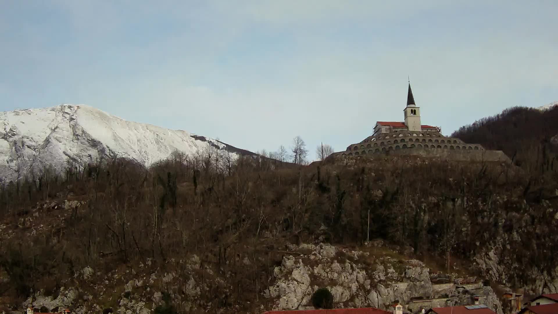 Kobarid Spletna kmera – Pogled na kostnico iz 1. svetovne vojne