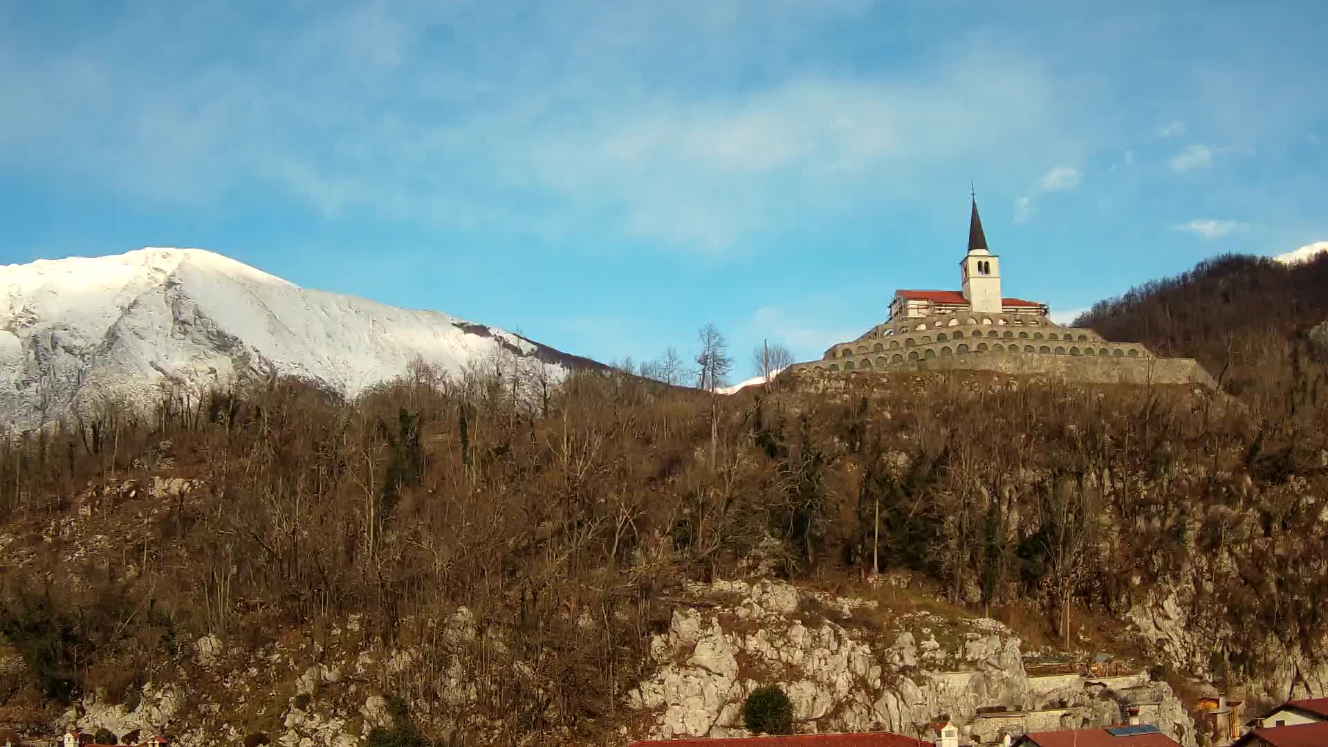 Web kamera Kobarida – Pogled na kosturnicu iz 1. svjetskog rata