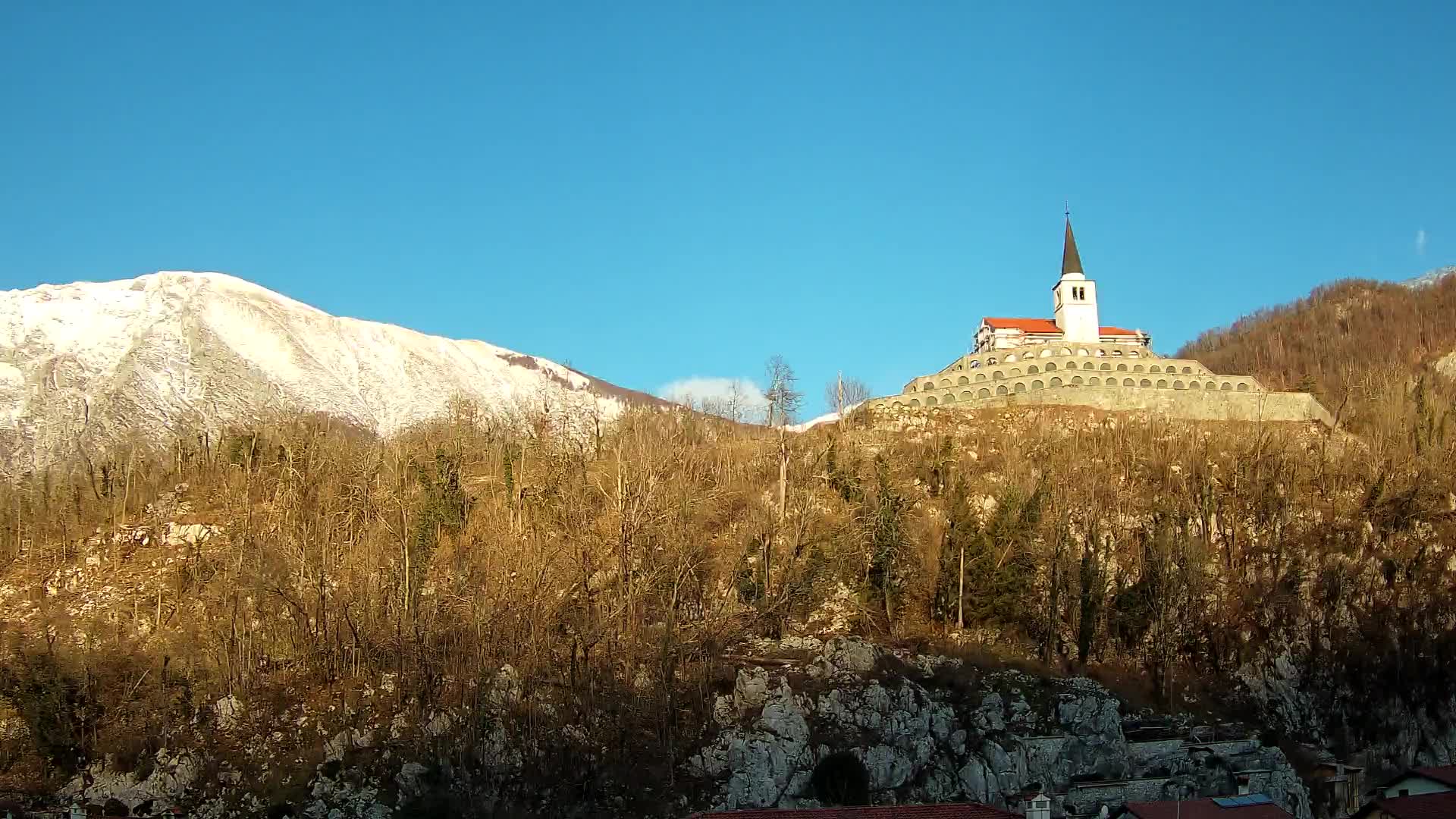 Kobarid Spletna kmera – Pogled na kostnico iz 1. svetovne vojne