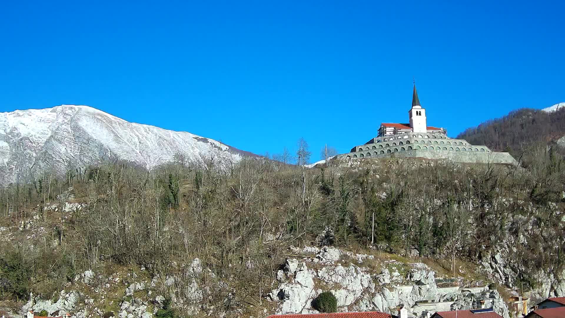 Web kamera Kobarida – Pogled na kosturnicu iz 1. svjetskog rata