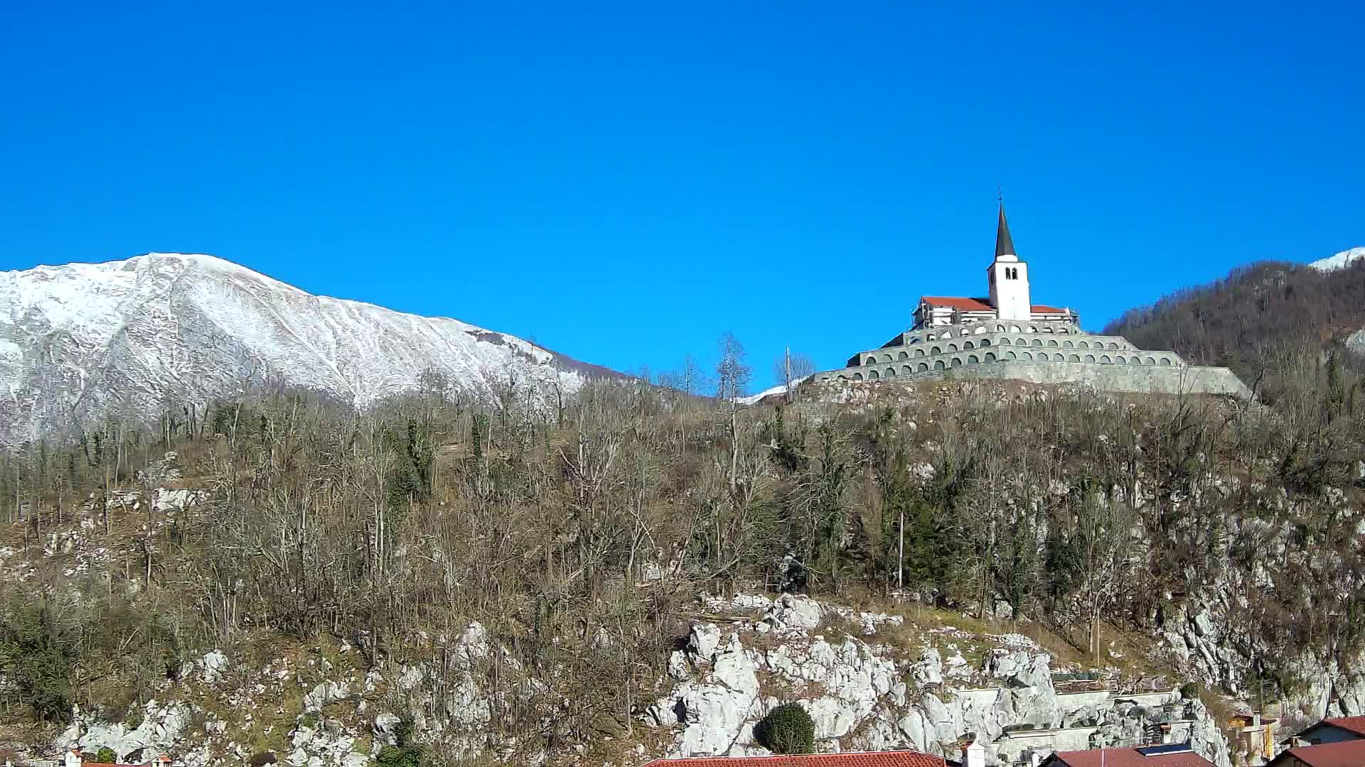 Kobarid Spletna kmera – Pogled na kostnico iz 1. svetovne vojne