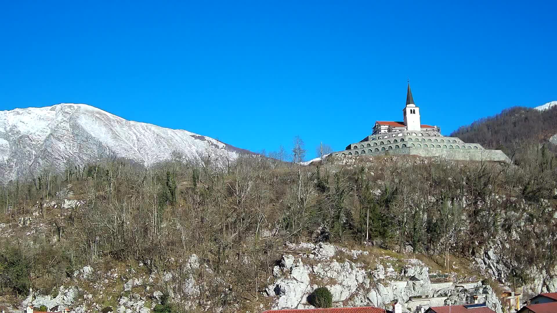 Kobarid-Webcam – Blick auf das Beinhaus aus dem 1. Weltkrieg