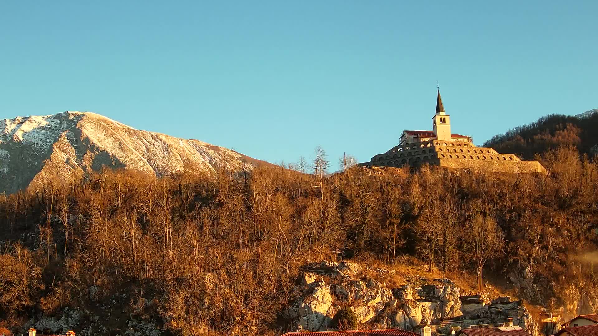 Kobarid Spletna kmera – Pogled na kostnico iz 1. svetovne vojne